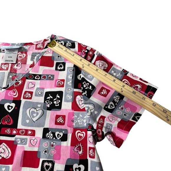 Heart and Card Pattern V-Neck Scrub Top Women’s Size Small - Picture 10 of 10